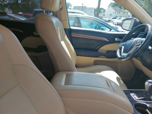 Used 2017 Toyota Highlander Limited image 11