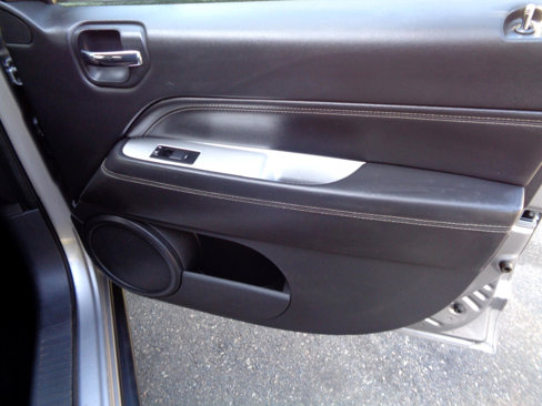 Used 2016 Jeep Compass Latitude image 29