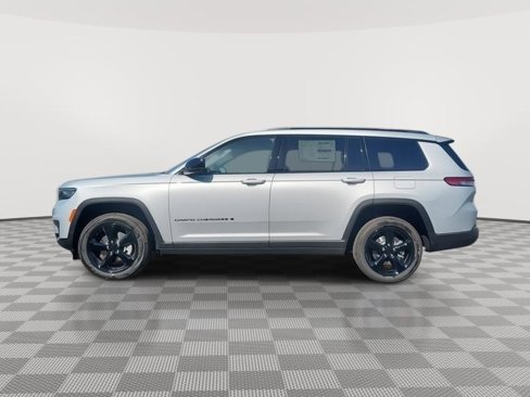 New 2025 Jeep Grand Cherokee L Altitude image 2