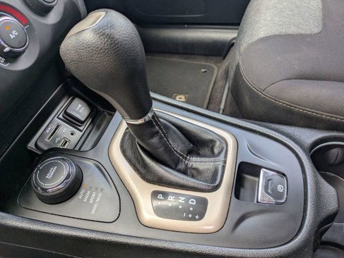 Used 2016 Jeep Cherokee Sport image 23
