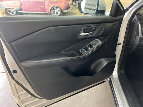 Used 2024 Nissan Rogue SV image 11