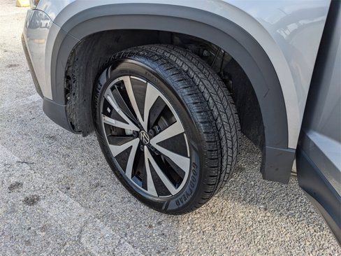 Certified 2024 Volkswagen Taos SE image 35