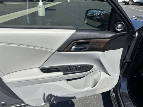 Used 2017 Honda Accord Touring image 13