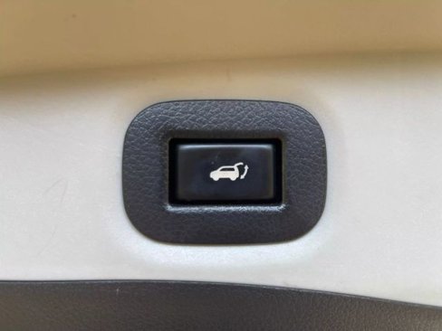Used 2016 Nissan Rogue SV w/ SV Moonroof Package image 11