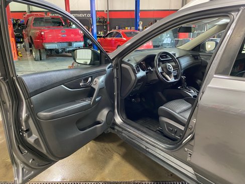Used 2018 Nissan Rogue SV w/ Premium Package image 22