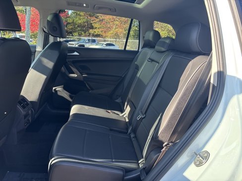 Used 2021 Volkswagen Tiguan SE w/ Panoramic Sunroof Package image 9