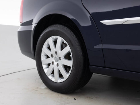 Used 2016 Chrysler Town & Country Touring image 19