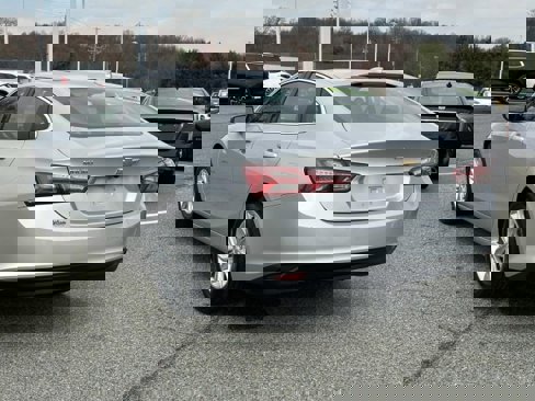 Used 2022 Chevrolet Malibu LT image 3