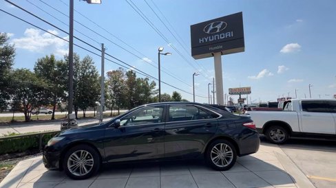 Used 2017 Toyota Camry image 3