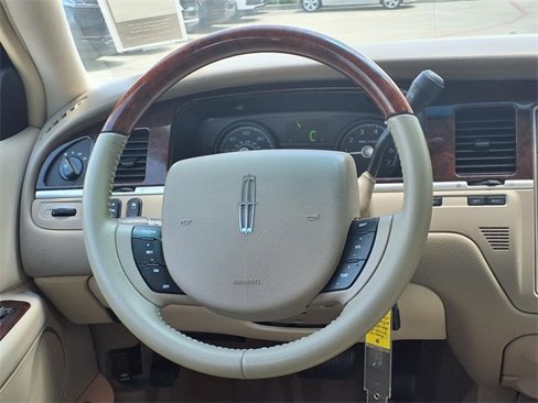 Used 2007 Lincoln Town Car Signature Limited image 13
