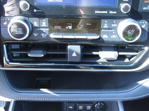 Used 2021 Toyota Highlander XLE image 26