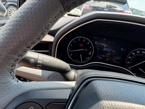 Used 2019 Toyota Avalon Limited image 20