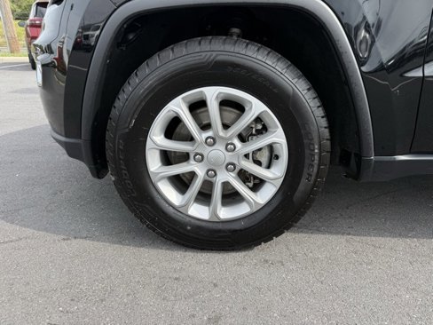 Used 2021 Jeep Grand Cherokee Laredo image 9