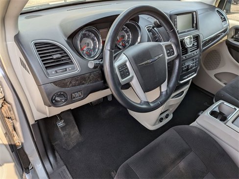 Used 2014 Chrysler Town & Country Touring image 10