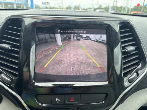 Used 2019 Jeep Cherokee Limited image 25