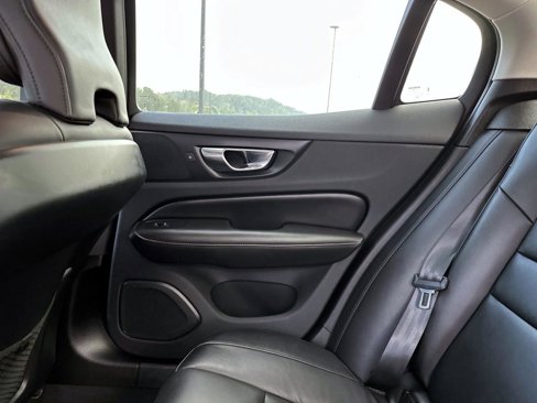 Used 2022 Volvo S60 B5 Momentum image 15