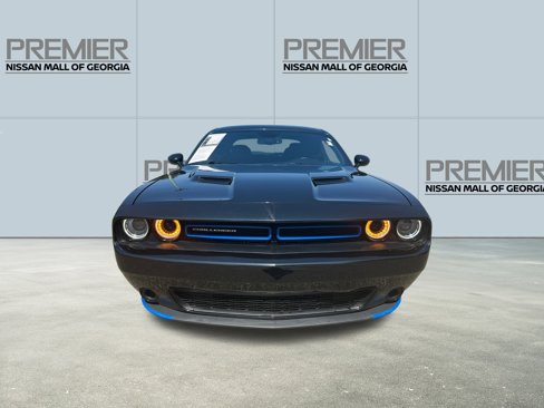 Used 2019 Dodge Challenger SXT image 2