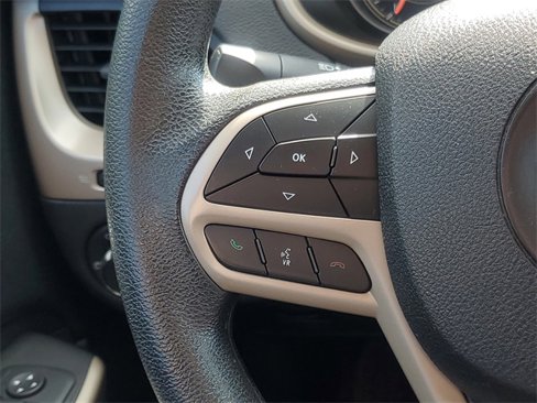 Used 2018 Jeep Cherokee Latitude w/ Safety Group image 18
