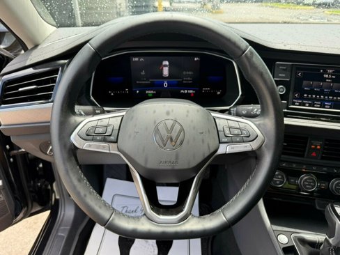 Used 2022 Volkswagen Jetta SE image 5