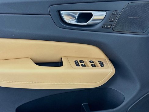 Certified 2022 Volvo XC60 B5 Inscription w/ Advanced Package image 16