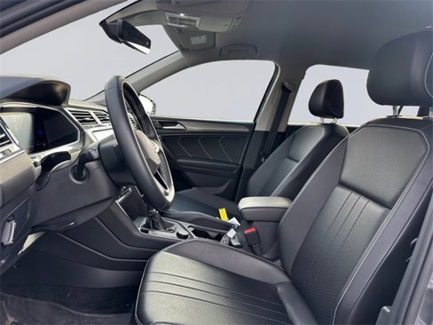 Used 2022 Volkswagen Tiguan SE image 9