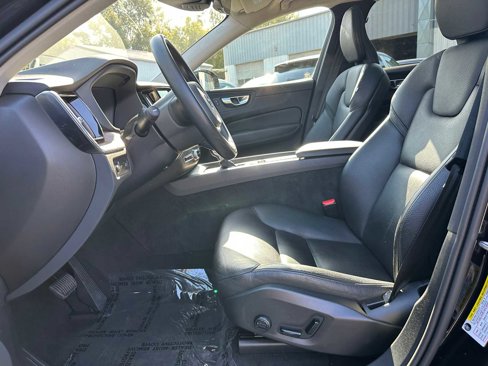 Used 2021 Volvo XC60 T5 Momentum w/ Premium Package image 19