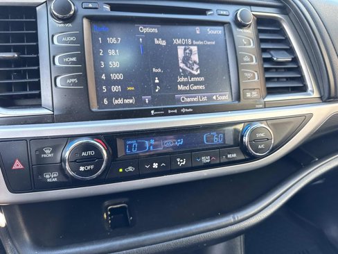 Used 2019 Toyota Highlander SE image 24