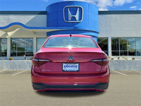 Used 2023 Volkswagen Jetta SE image 3