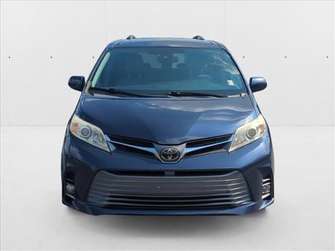 Used 2018 Toyota Sienna XLE image 3