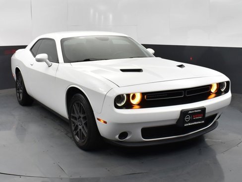 Used 2020 Dodge Challenger SXT image 2