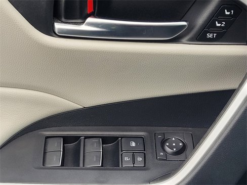 Used 2022 Toyota RAV4 XLE Premium image 32