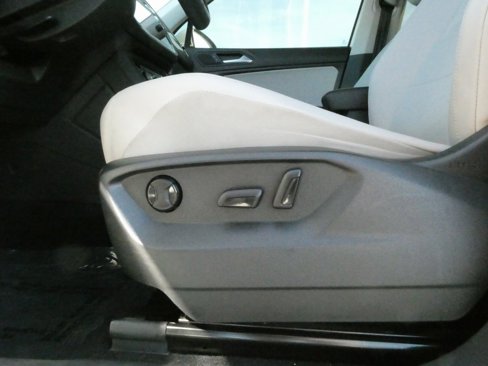 Used 2020 Volkswagen Tiguan SE image 9