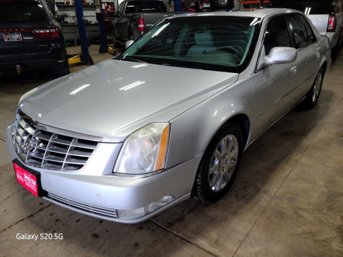 Used 2009 Cadillac DTS w/ Sun And Sound Package image 4