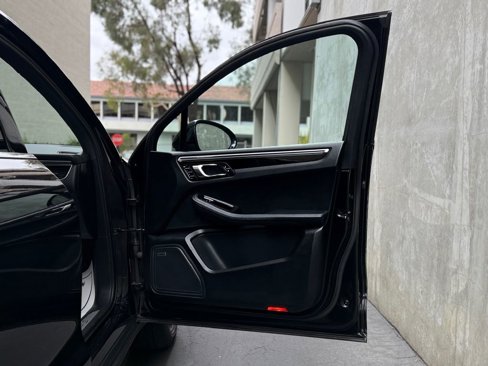 Used 2018 Porsche Macan S image 25