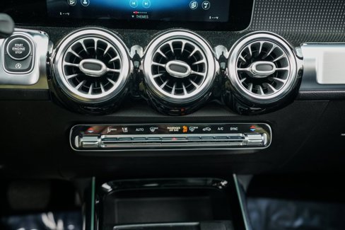 Used 2021 Mercedes-Benz GLB 250 w/ Premium Package image 32