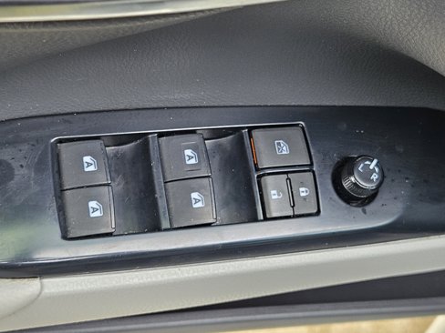 Used 2018 Toyota Camry SE image 18