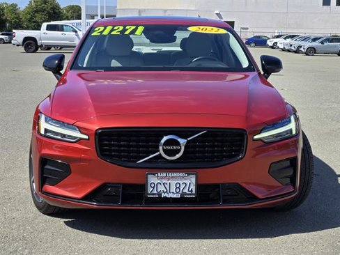 Used 2022 Volvo S60 B5 Momentum image 2