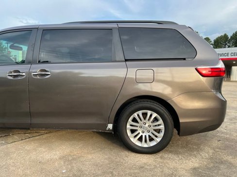 Used 2017 Toyota Sienna XLE image 31