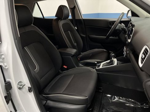 Used 2023 Hyundai Venue Limited image 29