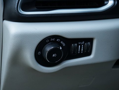 Used 2017 Chrysler Pacifica Touring-L image 10