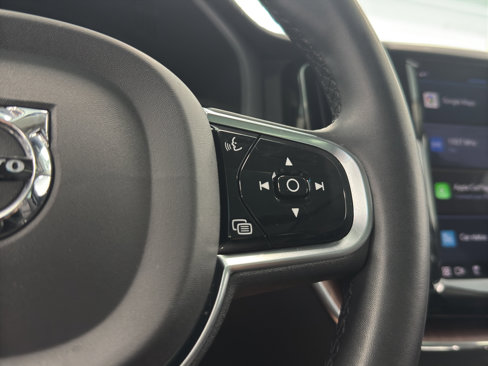 Used 2023 Volvo XC60 B5 Plus image 24