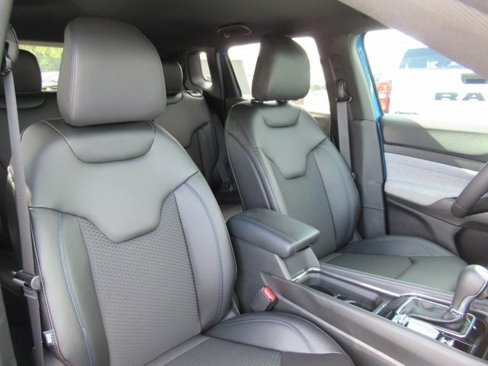 New 2025 Jeep Compass Latitude w/ Mopar Graphics Package image 9