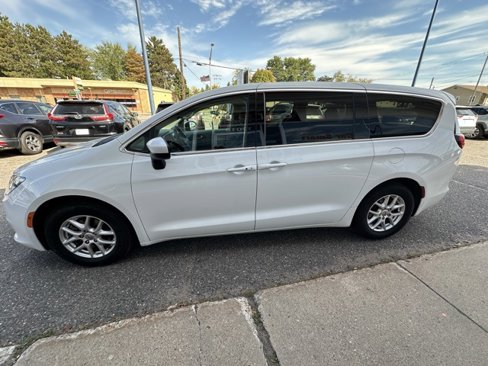 Used 2021 Chrysler Voyager LX image 4
