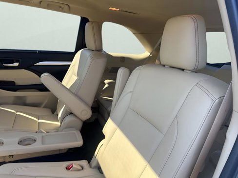 Used 2019 Toyota Highlander XLE image 19