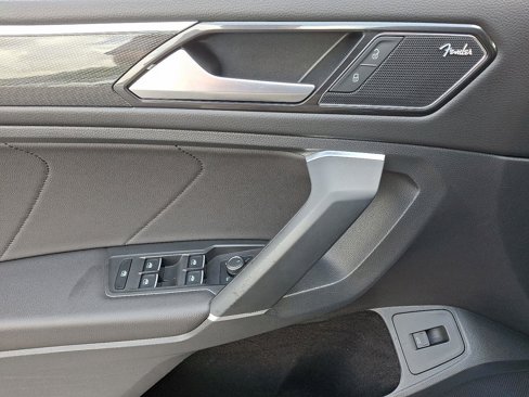 Used 2018 Volkswagen Tiguan SEL Premium image 12