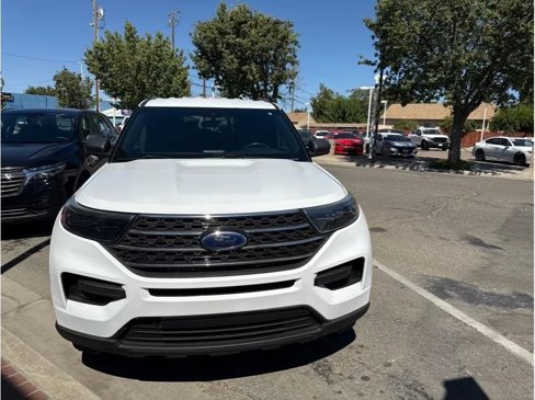 Used 2020 Ford Explorer XLT image 2
