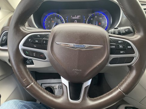Used 2017 Chrysler Pacifica Touring-L image 19