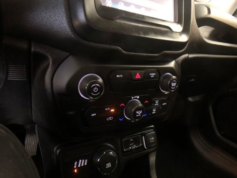 Used 2018 Jeep Renegade Altitude image 17