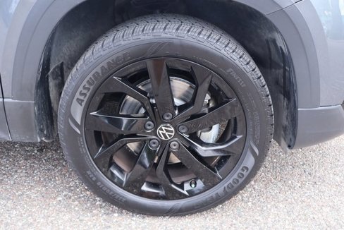 Certified 2022 Volkswagen Taos SE image 9