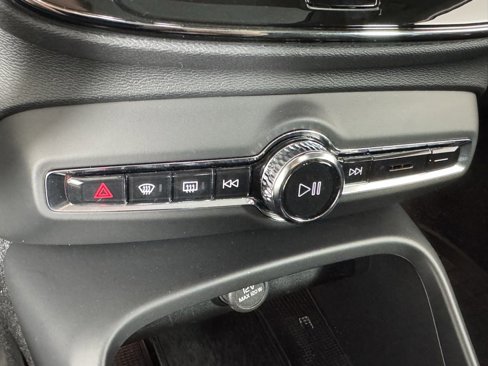 Certified 2024 Volvo XC40 B5 Plus image 22